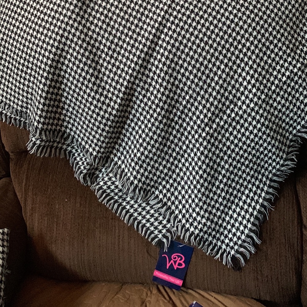 Houndstooth scarf/Shaw